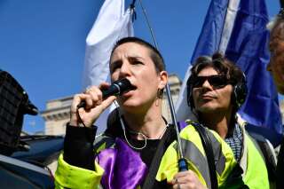 Sophie Tissier, membre de la manifestation des gilets jaunes, lors d'une prise de parole lors de la 20e semaine de manifestations des gilets jaunes à Paris, le 30 mars 2019.