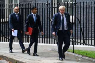 Alors que Boris Johnson a annoncé qu'il quitterait bientôt la fonction de Premier ministre, plusieurs successeurs potentiels émergent, parmi lesquels Rishi Sunak (au milieu, déjà déclaré) et Sajid Javid (photo prise en septembre 2021 devant le 10, Downing Street).