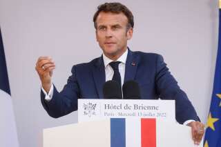 Emmanuel Macron, ici prononçant un discours devant des responsables militaires et des invités au ministère des Armées à Paris, le 13 juillet 2022.