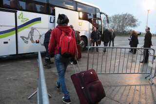 Des migrants embarquent à bord des bus qui les emmèneront dans les centres d'accueil, ce 24 octobre.