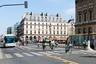 Les cyclistes en ville sont toujours plus nombreux en 2022 (Photo d'illustration: Des cyclistes près du jardin des Tuileries à paris en 2020 par legna69 via Getty Images)