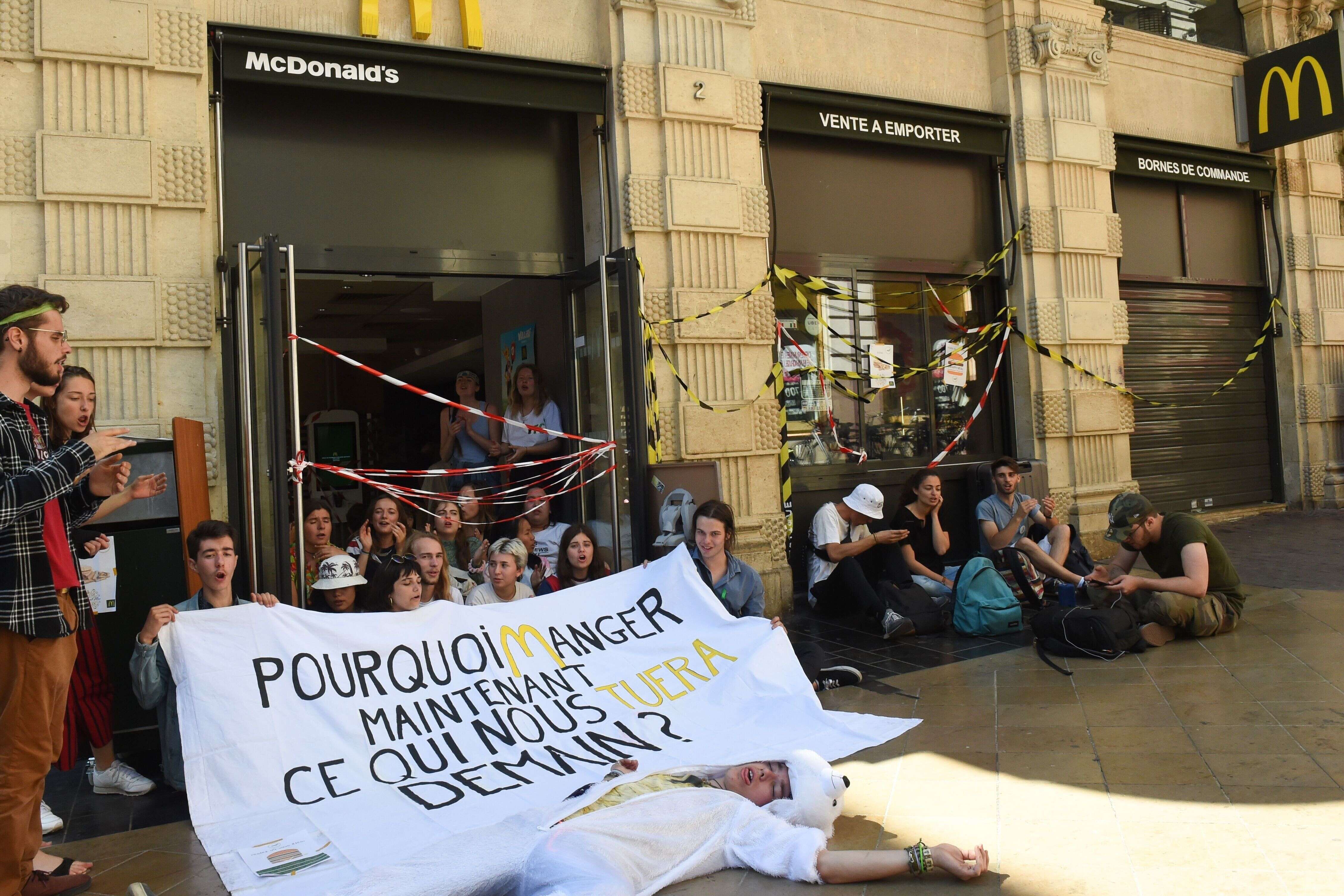Des militants occupent un Mcdonald's à Bordeaux