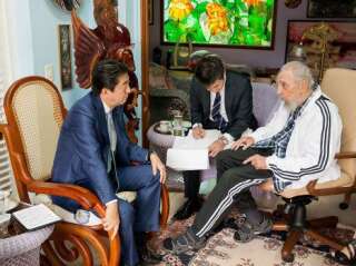 Fidel Castro et le Premier ministre japonais Shinzo Abe à La Havane le 22 septembre 2016.
