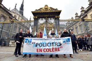 Entre 100 et 200 policiers se sont réunis devant le Palais de Justice de Paris