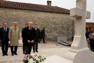 Alain Juppé rend hommage au général de Gaulle à Colombey-les-deux-Églises le 25 novembre 2016.