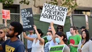 Des militants pro-IVG appellent les hommes à réaliser des vasectomies lors d'une manifestation contre la décision de la Cour suprême sur l'avortement à Los Angeles, le 24 juin 2022.