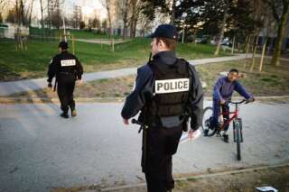 Des policiers de l'Unité territoriale de quartier (Uteq) surveillent le quartier du Mas-du-Taureau, à Vaulx-en-Velin, le 24 mars 2010.