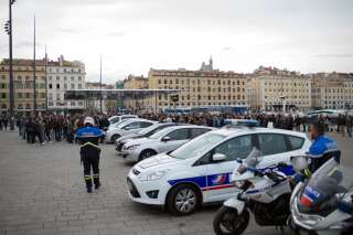 Des policiers rassemblés sur le Vieux Port de Marseille, dimanche 23 octobre.