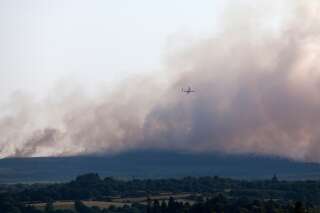 Depuis lundi 18 juillet, 1700 hectares de végétation ont brûlé sur les monts d'Arrée (photo d'un bombardier prise le 18 juillet 2022).