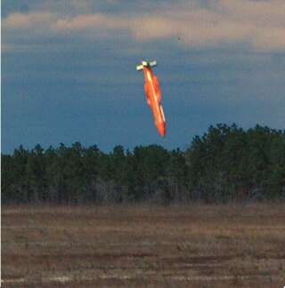 La MOAB, juste avant son impact, lors d'un essai sur une base de l'armée de l'air américaine en Floride, en 2003. La photo a été prise à 32 kilomètres.