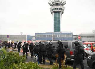 Le RAID sécurise l'aéroport d'Orly le 18 mars.