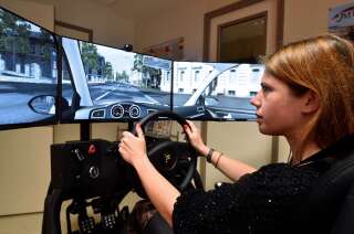 Une instructrice de conduite utilise un simulateur dans une auto-école du Mans, en décembre 2016.