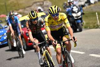 Tadej Pogacar (ici en jaune) et Jonas Vingegaard lors de la onzième étape du Tour de France, mercredi 13 juillet.