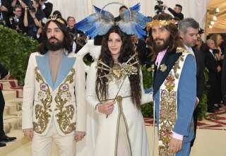 Le créateur Alessandro Michele pose aux côtés de Lana Del Rey et Jared Leto, habillés par ses soins lors de l'édition 2018 du gala du Met.