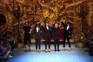 Stefano Gabbana, Naomi Campbell, Monica Bellucci, Domenico Dolce et Marpessa Hennink à la fin du défilé Dolce & Gabbana le 16 juin à Milan.