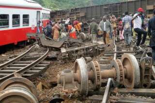 Des passagers quittent le lieu de l'accident de train à Eseka au Cameroun, le 21 octobre 2016.