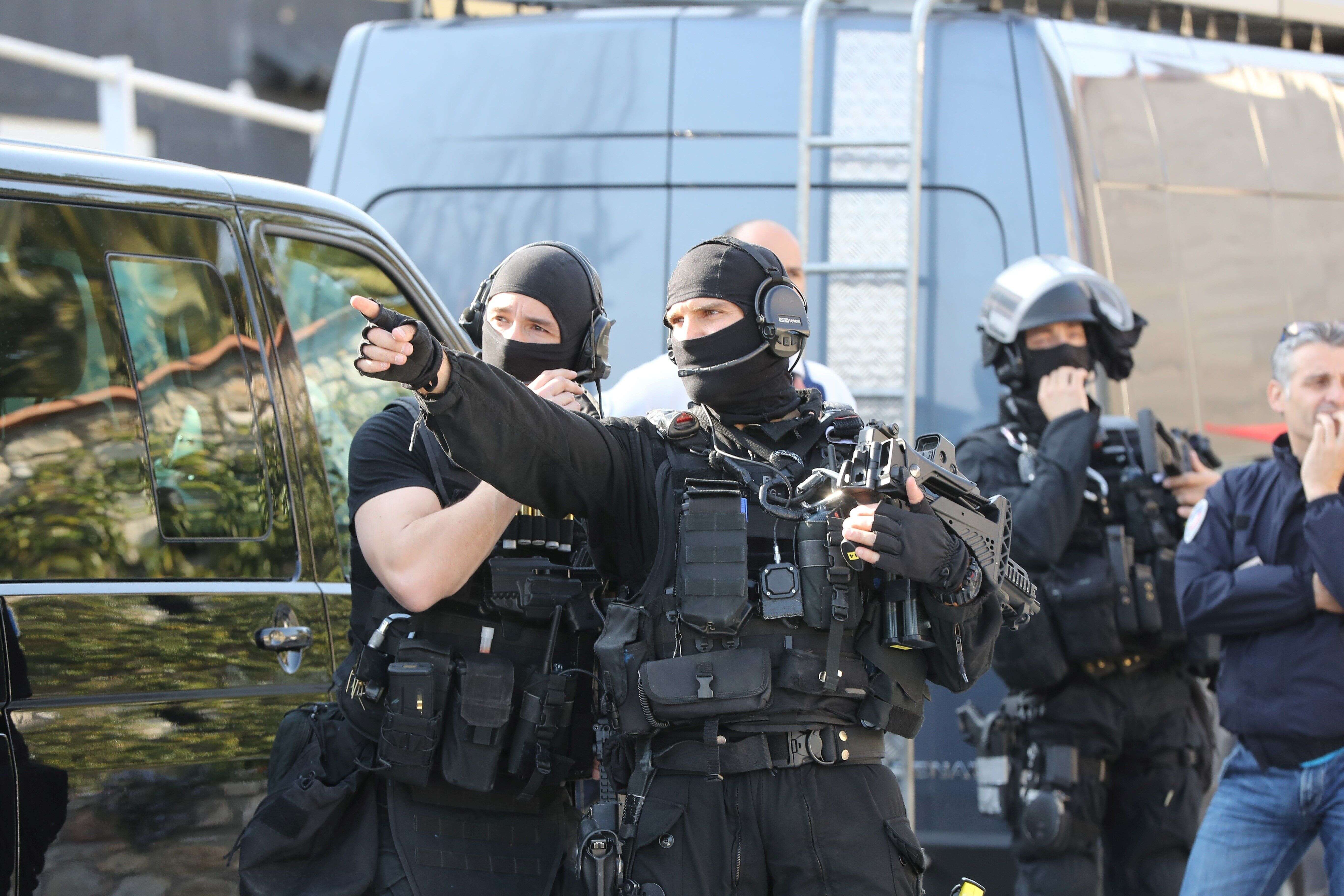 Les policiers du RAID près du lycée Tocqueville de Grasse, le 16 mars.
