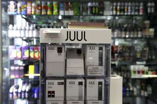 Des cigarettes électroniques de la marque Juul vendues dans un magasin de San Francisco ce 25 juin.