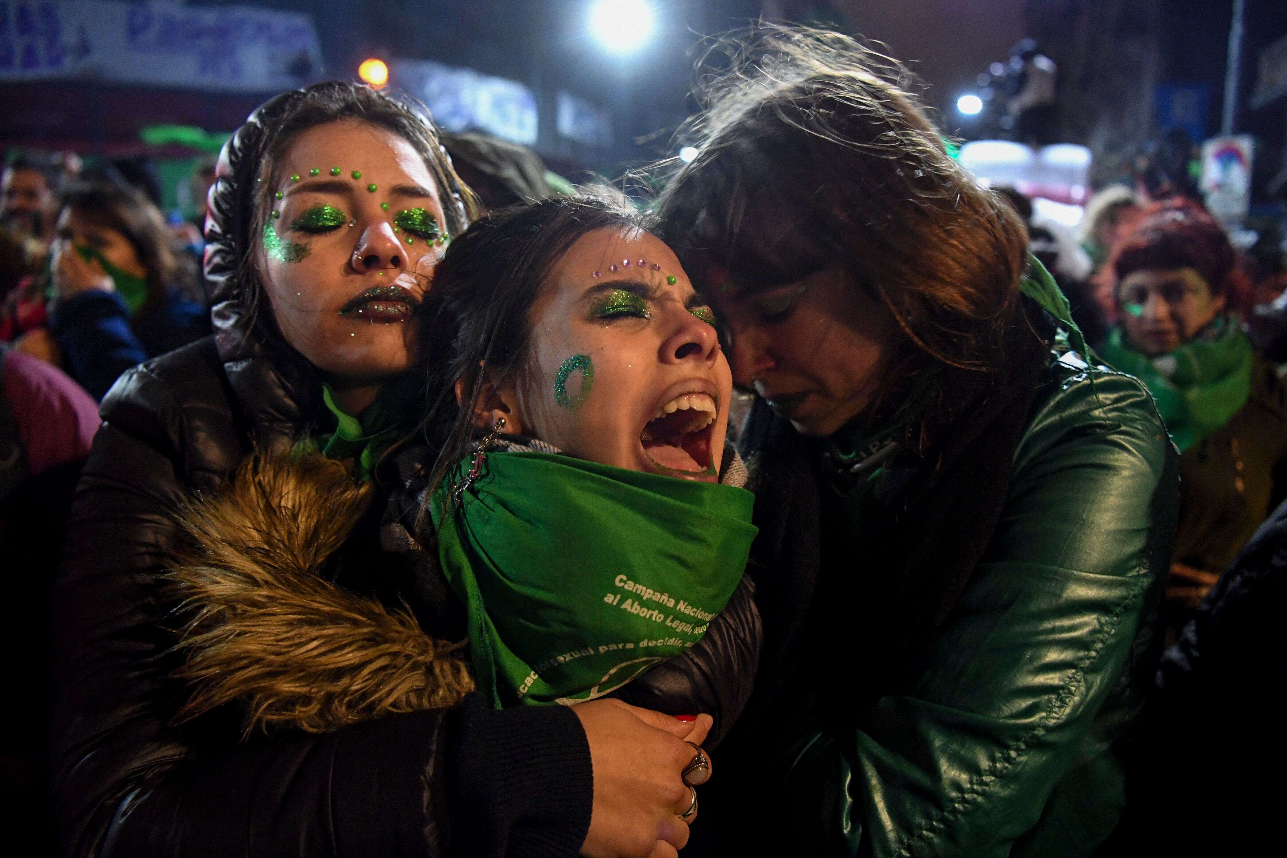 9 août - Des militants en faveur de la légalisation de l'avortement se réconfortent mutuellement devant le Congrès national de Buenos Aires, en Argentine, après que les sénateurs ont rejeté le projet de loi visant à légaliser l'avortement.