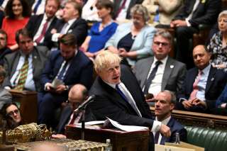 Au Royaume-Uni, Boris Johnson lâché par 50 ministres et désormais au bord du gouffre