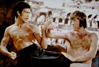 Le champion d’arts martiaux américain Chuck Norris avec le champion d’art martiaux, acteur, réalisateuret scénariste sino-américain Bruce Lee sur le tournage du film “La Fureur du dragon”.