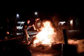 Des surveillants de prison brûlent des palettes en bois pour bloquer l'accès à la prison de Nanterre, le 18 janvier.