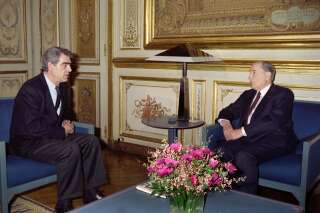 François Mitterrand reçoit Henri Emmanuelli, fraîchement élu président de l'Assemblée nationale, à l'Élysée en janvier 1992.