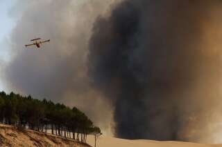 Un avion combattant les flammes au-dessus de la Teste-de-Buch, en Gironde, le 18 juillet 2022
