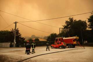 Des pompiers luttant face aux flammes à Cazaux, en Gironde, le 14 juillet 2022.