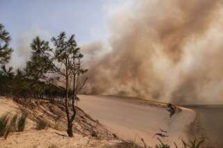 Depuis la dune du Pilat, la fumée qui s'élève de la forêt de La Teste-de-Buch, en Gironde, où plusieurs milliers de hectares brûlent, est très visible.
