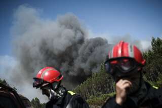 Dans le secteur de Landiras en Gironde, des pompiers tentent le 17 juillet 2022 de combattre le feu qui fait rage depuis une semaine.