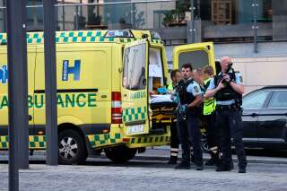 Une ambulance et des policiers armés devant le centre commercial Field's de Copenhague dimanche 3 juillet 2022, après des informations faisant état de coups de feu.