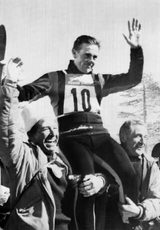 Jean Vuarnet salue la foule après avoir remporté la médaille d'or le 22 février 1960 à Squaw Valley.