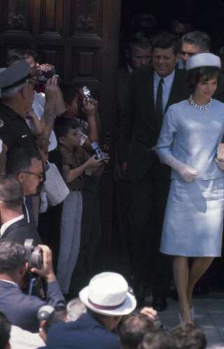 John F. Kennedy et son épouse Jacqueline Kennedy à la sortie d'une église de Palm Beach en Floride le 3 avril 1961