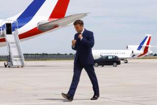 Le président Emmanuel Macron devant les avions de la flotte présidentielle.