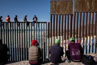 13 novembre - Un groupe de migrants originaires de pays pauvres d'Amérique centrale -principalement des Honduriens- se dirigeant vers les États-Unis dans l'espoir d'une vie meilleure, photographiés près de la frontière américaine à Playas de Tijuana, au Mexique.