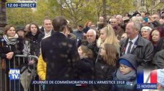 Emmanuel Macron avec les invités des cérémonies du 11 novembre