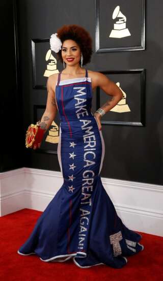 Joy Villa a sans nul doute voulu profiter du tapis rouge des Grammys Awards pour prendre position politiquement avec sa robe-tablier 