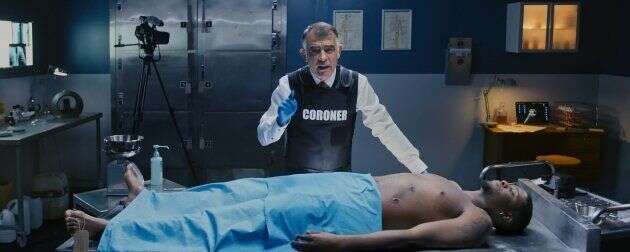 Dans chaque vidéo, Le Coroner dissèque une mort célèbre du grand écran dans sa salle d'autopsie.