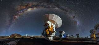 La Voie lactée au dessus des télescopes de l'Observatoire européen austral.