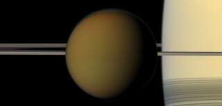 Titan, la lune de Saturne, et son atmosphère très chargée.