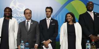 François Hollande avec de gauche à droite, Muriel Hurtis, Tony Estanguet, Anne HIdalgo et Teddy Riner lors des Jeux olympiques de Rio.