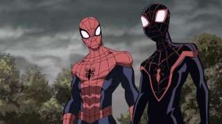 Peter Parker, l'habituel Spider-Man, à gauche, rencontre son homologue d'une autre dimension, Miles Morales dans un épisode de 
