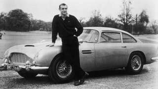 Sean Connery, le premier James Bond, et sa mythique Aston Martin.