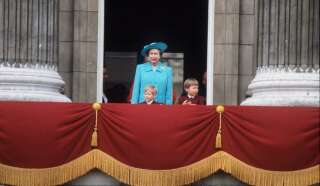 La reine à Buckingham Palace avec les jeunes princes en 1988, lors de la cérémonie du salut au drapeau.