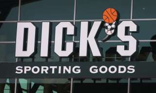Après Parkland, Dick's Sporting Goods arrête de vendre des fusils d'assaut semi-automatiques