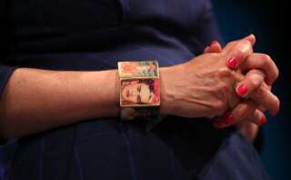 La Première ministre britannique porte un bracelet à l'effigie de Frida Kahlo