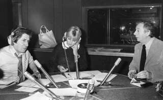 Yves Montand (à droite) répond aux questions de Philippe Gildas et Maryse lors d'un enregistrement d'une émission d'Europe 1 le 17 février 1978 à Paris.