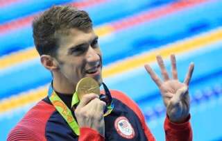 Michael Phelps célébrant une nouvelle médaille d'or aux Jeux Olympiques de Rio en 2016.