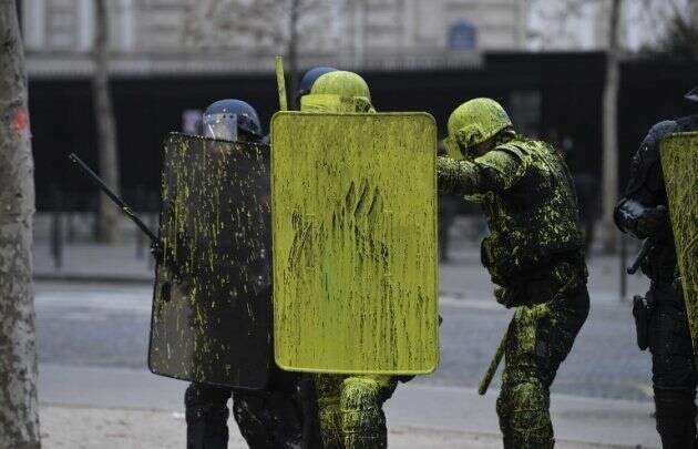 Les manifestants ont lancé des jets de peinture jaune sur les policiers sur les Champs-Elysées.